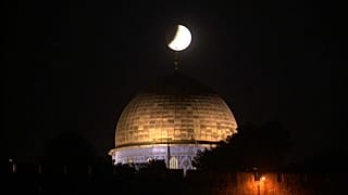 شاهد: خسوف القمر من وراء قبة الصخرة في القدس