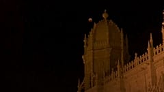 Stargazers enjoy Supermoon-eclipse