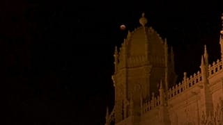 Stargazers enjoy Supermoon-eclipse