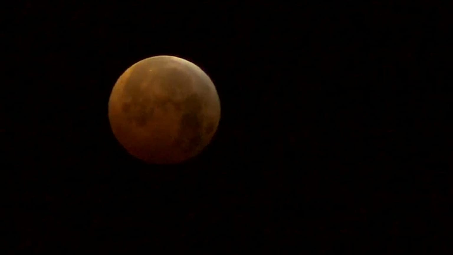 Madrid contempla la superluna de sangre