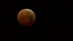 Madrid contempla la superluna de sangre