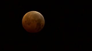 Madrid contempla la superluna de sangre