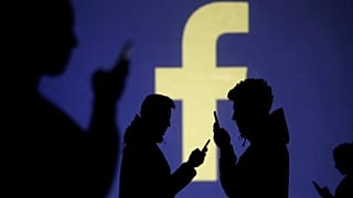 Роскомнадзор завел административные дела на Facebook и Twitter