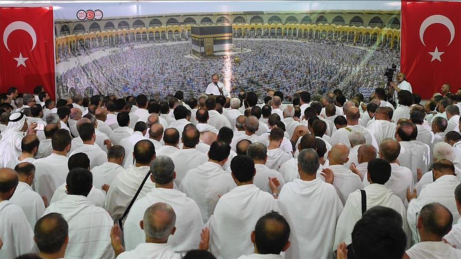 Diyanet: 'Hac'da sigara içmeyen personel görevlendirilecek, manevi atmosfere yakışmıyor