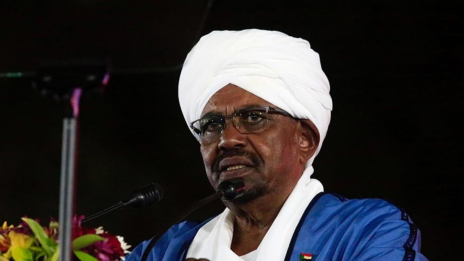 بعيدا عن مظاهرات السودان.. البشير إلى الدوحة لبحث تعزيز العلاقات مع قطر 