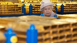 Ράβδοι χρυσού στην Τράπεζα της Αγγλίας όταν την επισκέφθηκε η Βασίλισσα