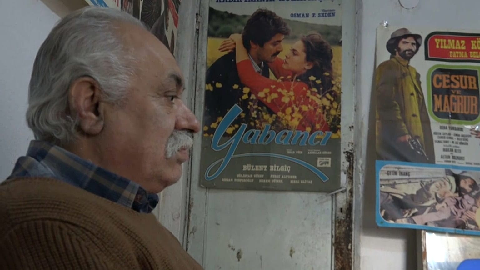 yeşilçam afişlerini saklayan Süleyman Saraçoğlu