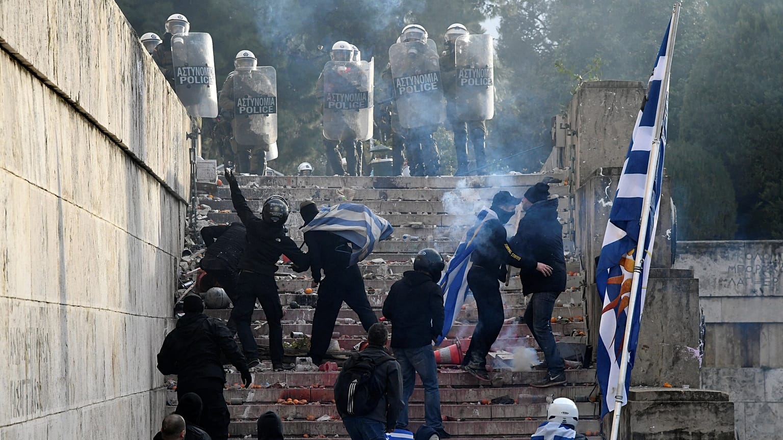 Επί τρεις ώρες έριχναν «φονικά αντικείμενα» στη Βουλή