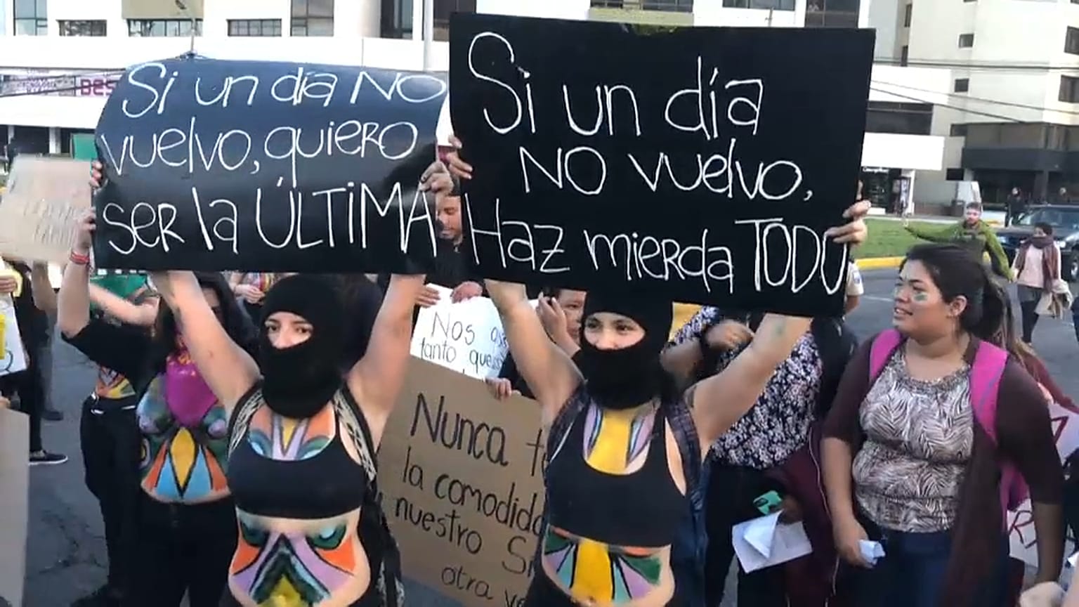 Manifestantes contra la violencia machista en Quito.  