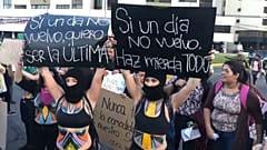 Manifestantes contra la violencia machista en Quito.  