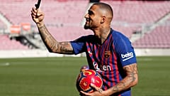 Kevin-Prince Boateng macht ein Selfie von sich im Barcelona-Trikot