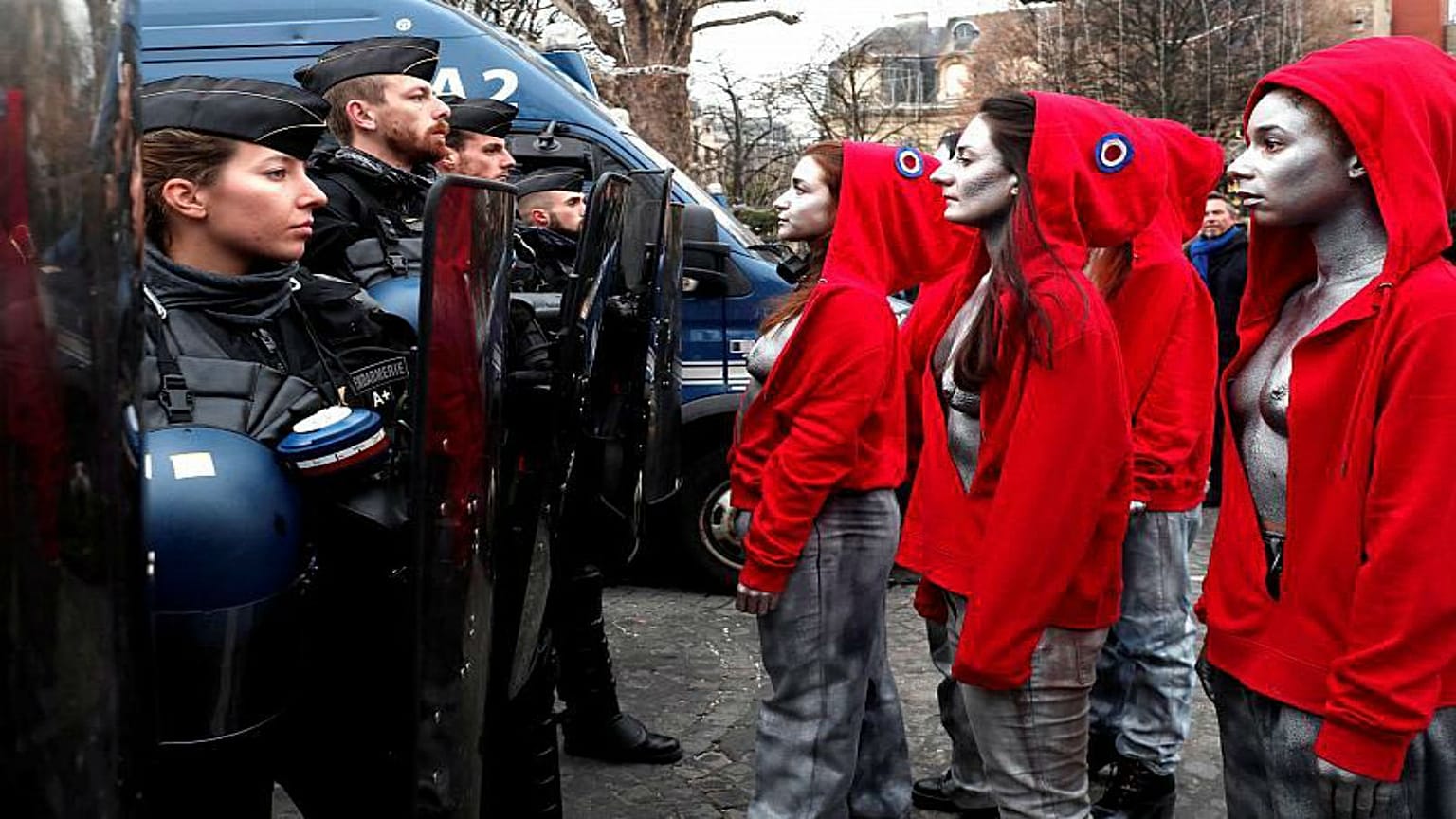 نساء فرنسيات يقفن في مواجهة قوات الأمن أثناء حراك السترات الصفراء في باريس