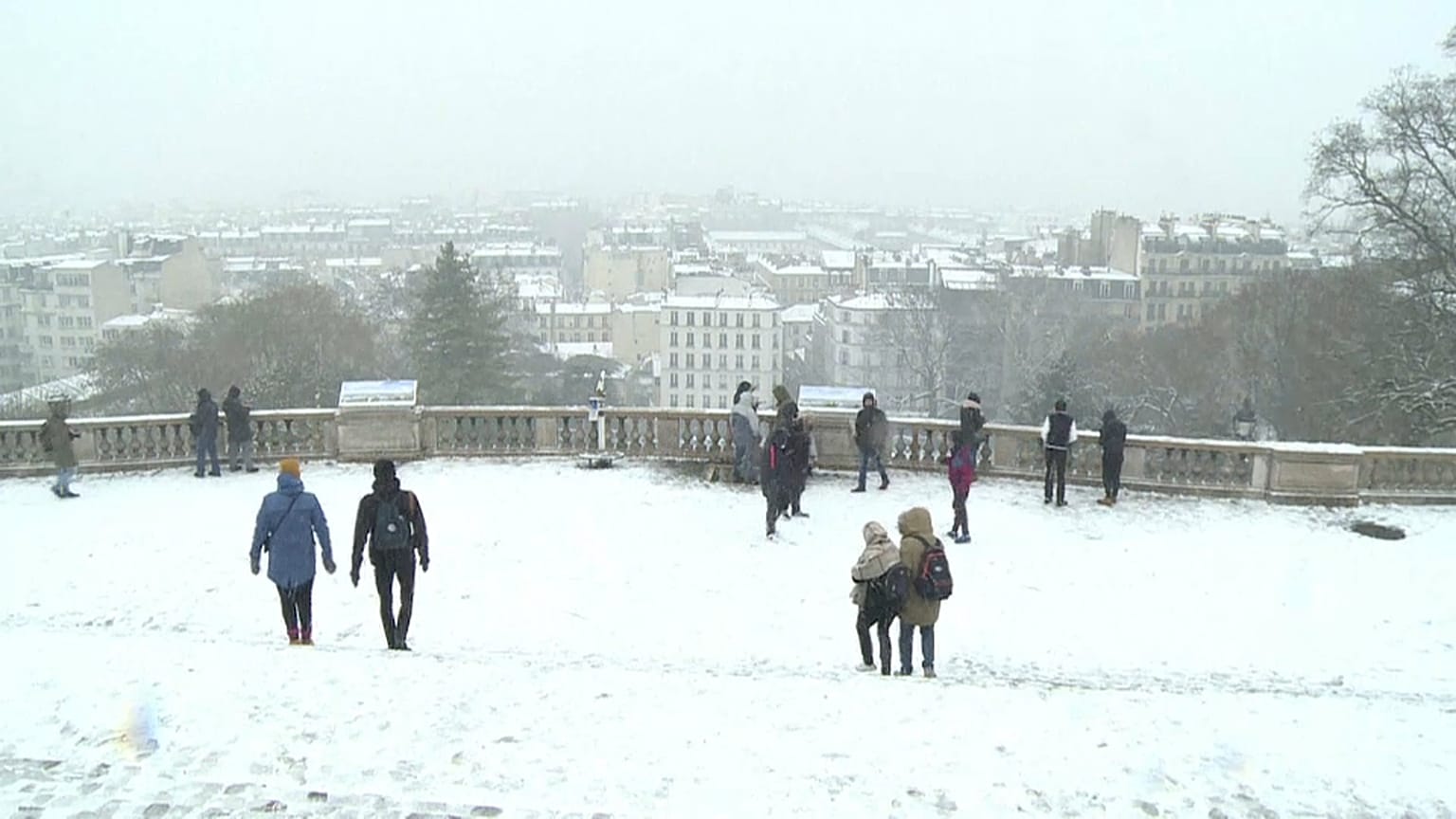 Aşıklar şehri Paris beyaza boyandı