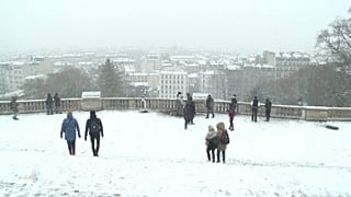 Aşıklar şehri Paris beyaza boyandı