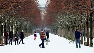 Eiffelturm geschlossen: Erster Schnee in Paris