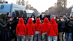هنرمند پرفورمنس برهنه که «ماریان» را به میان جلیقه‌زردها آورد