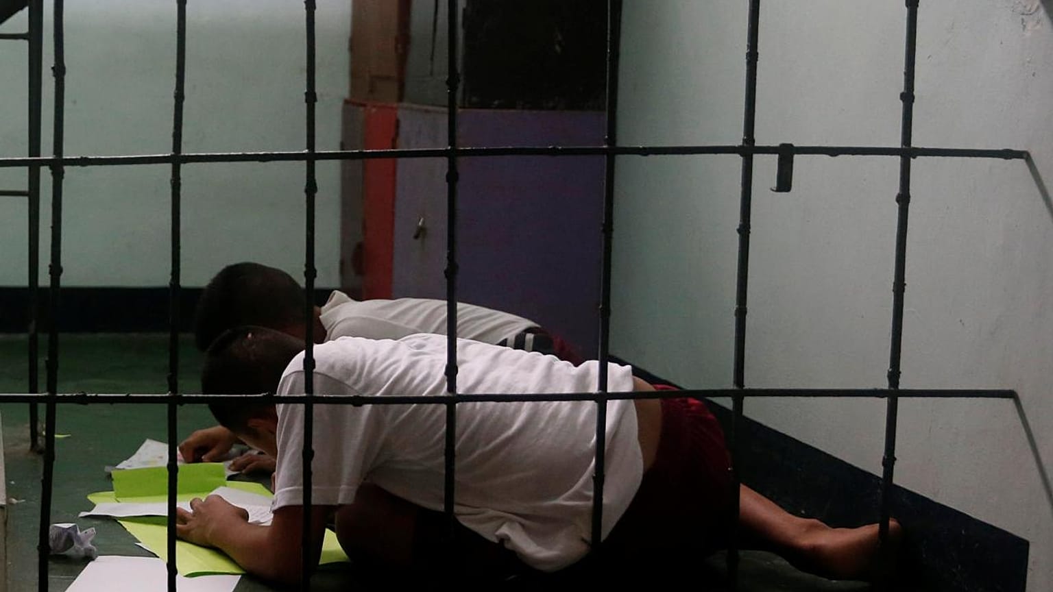 Uyuşturucu rehabilitasyon merkezindeki Filipinli çocuklar 