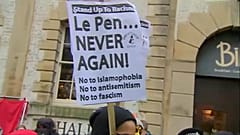 Menschen in Oxford protestieren gegen Gastrednerin Le Pen