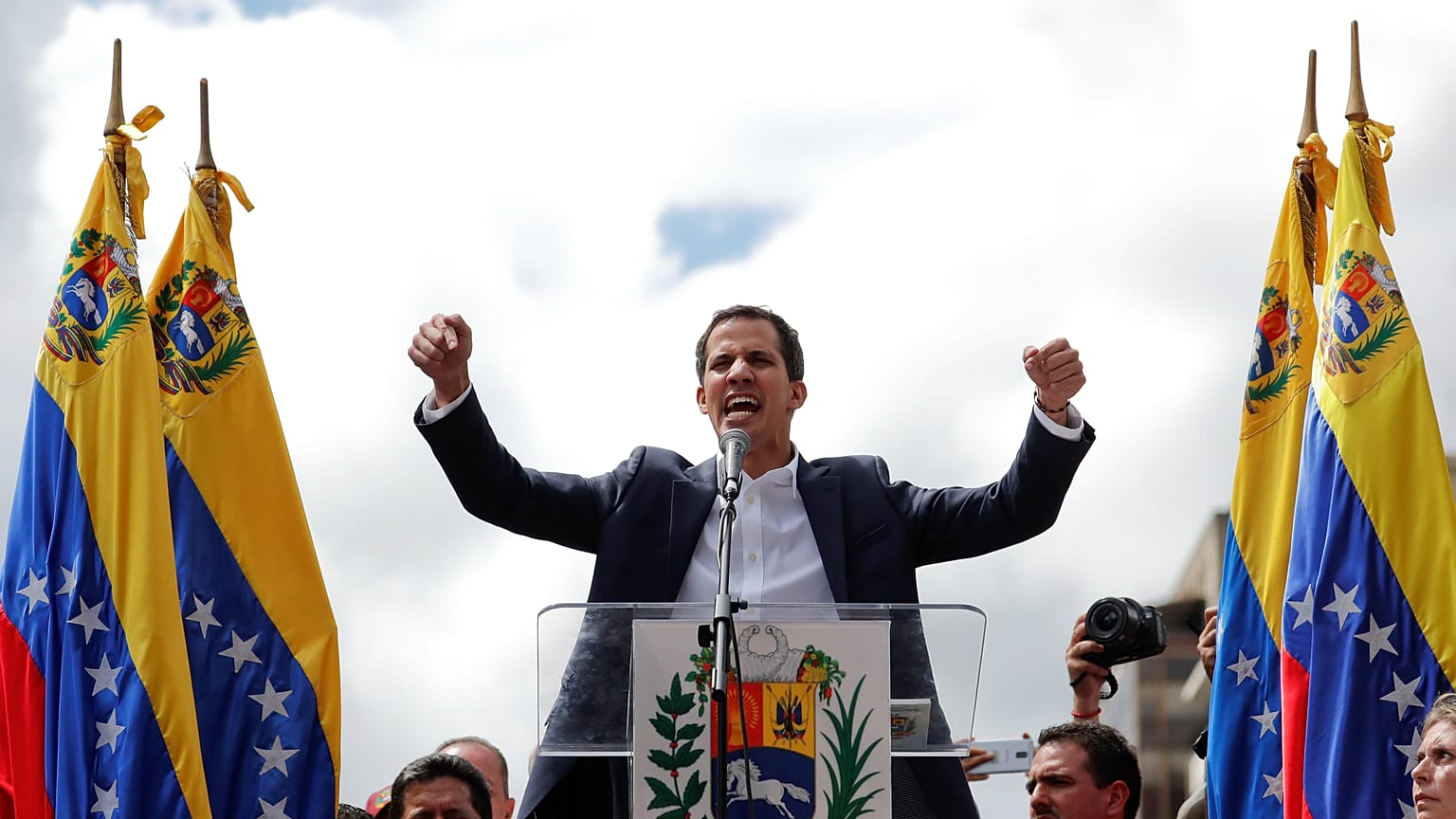 Χάος στη Βενεζουέλα: Ο Τραμπ αναγνώρισε νέο πρόεδρο