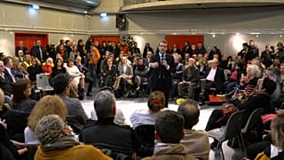 Emmanuel Macron s'invite dans un débat citoyen pour faire taire les critiques