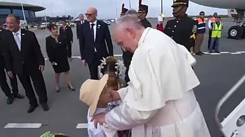 Pope Francis welcomed to Panama by President Varela Rodríguez 