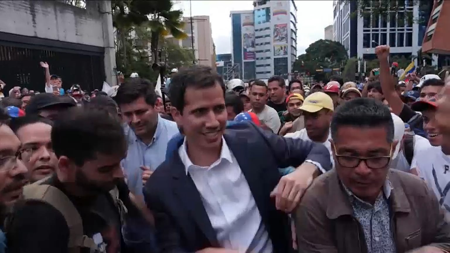 شاهد: زعيم المعارضة الفنزويلية بين المتظاهرين خلال اشتباكهم مع الأمن