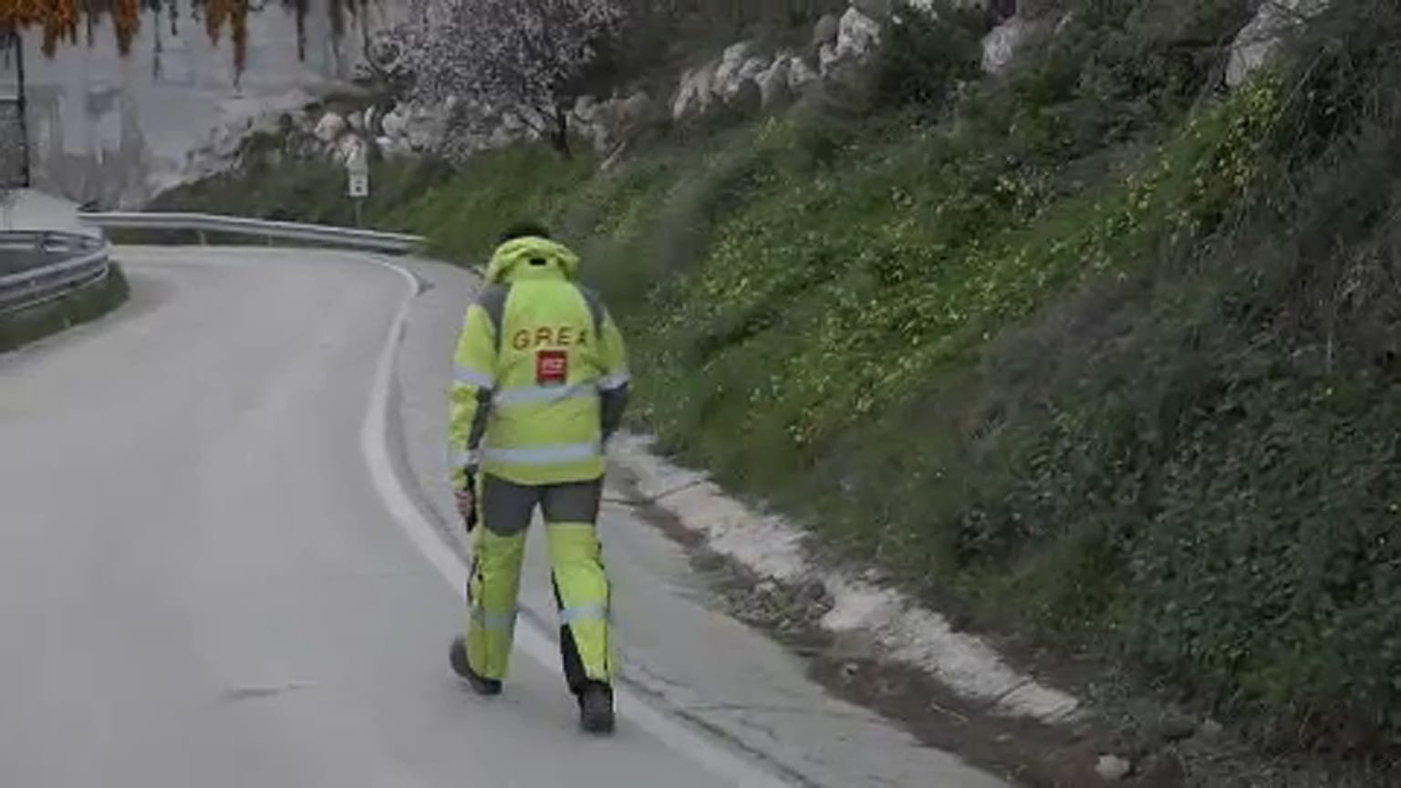 Négy méterre vannak a kútba zuhant kisfiútól
