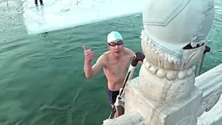 Πεκίνο: Κολύμβηση σε...παγωμένα νερά!