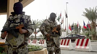 إثنان من القوات الخاصة السعودية أمام أحد الفنادق في العاصمة الرياض