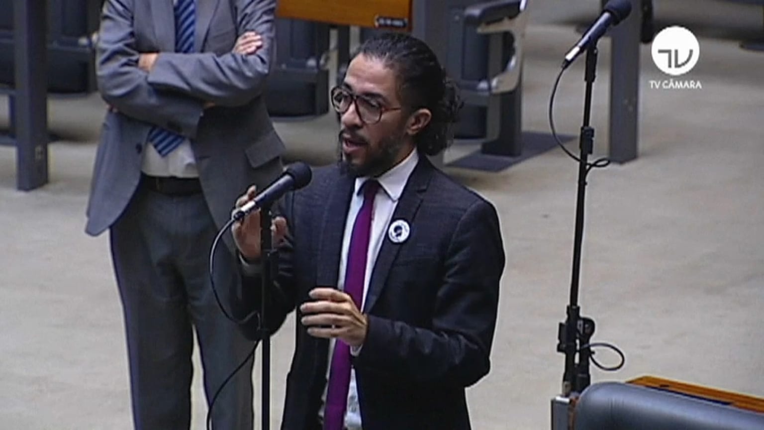 Ameaças levam deputado gay a abandonar o Brasil