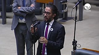Ameaças levam deputado gay a abandonar o Brasil