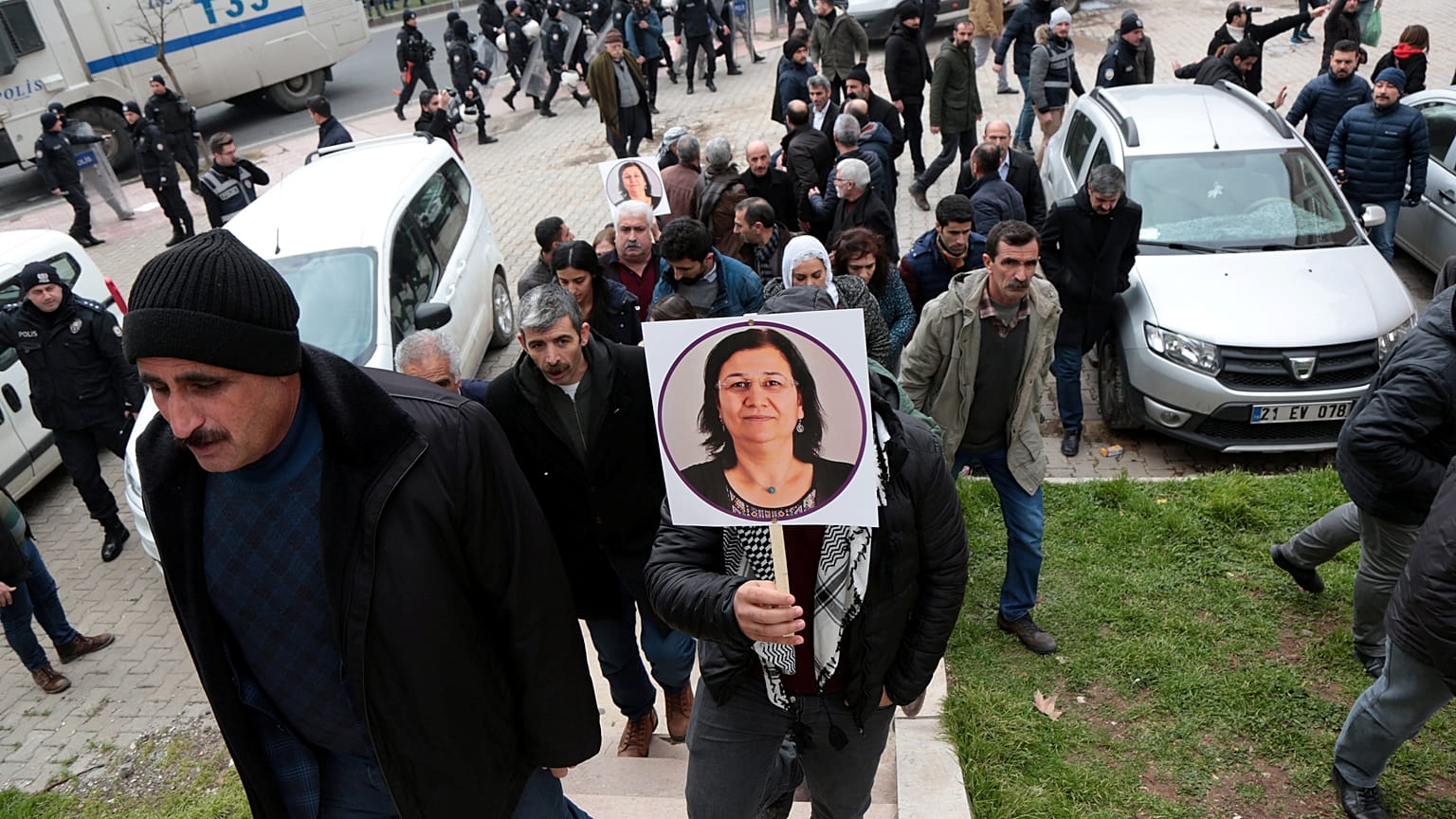 Açlık grevindeki HDP milletvekili Leyla Güven şartlı tahliye edildi