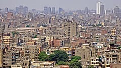 شاهد: مصرية تعاقب ابنها باجباره على القفز بين شرفتين 