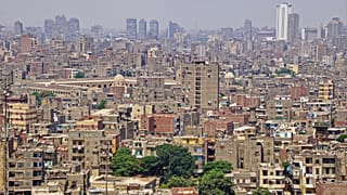 شاهد: مصرية تعاقب ابنها باجباره على القفز بين شرفتين 