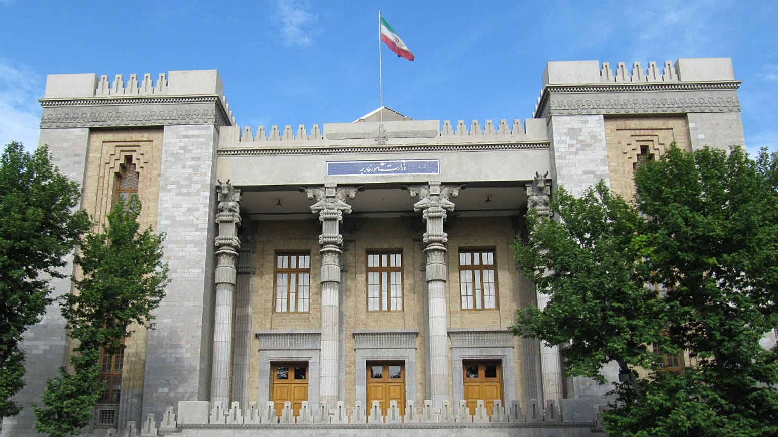 واکنش ایران به تهدید فرانسه: در صورت تحریم در روابط تجدید نظر می‌کنیم