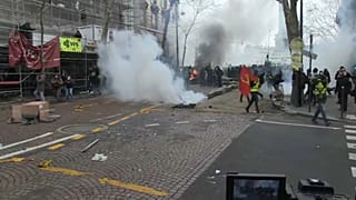 Parigi, nuovi scontri nella 'Notte dei gilet gialli'