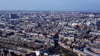 Hollanda'nın Lahey kentinde bir bina çöktü, bir kişi enkaz altında