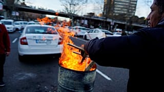Watch live: Taxi drivers' protest for regulation in Madrid