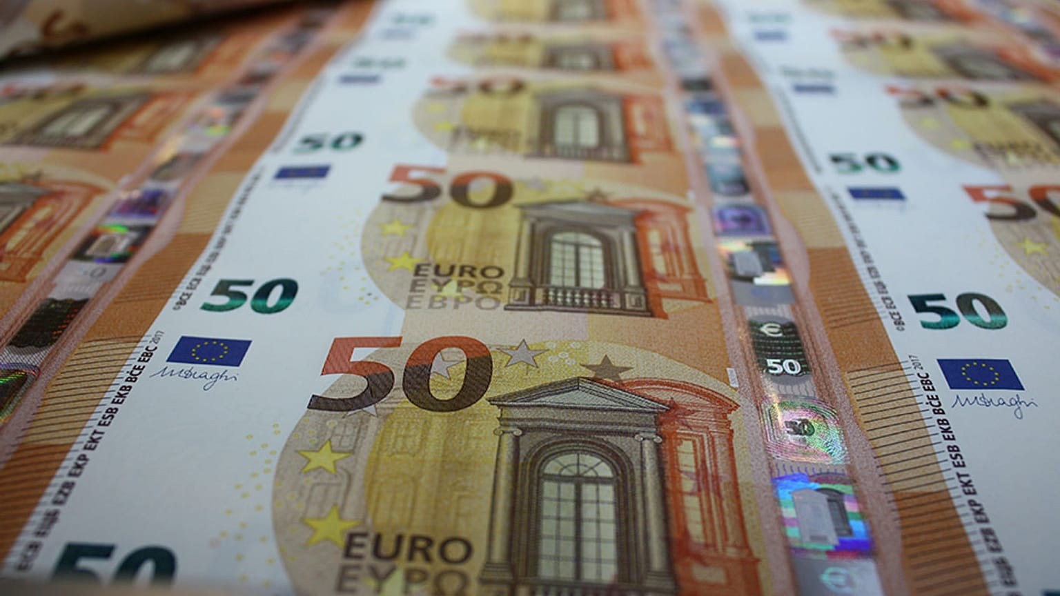Στις αγορές βγαίνει και πάλι η Ελλάδα