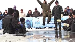 Am Rande des Wahnsinns: Eislochspringen in Edmonton