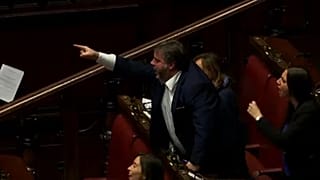 Враждебность политической атмосферы