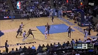 Óriási fordítás és blokkparádé az NBA-ben