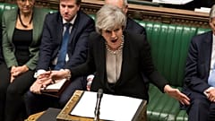 Theresa May obrigada a renegociar com Bruxelas