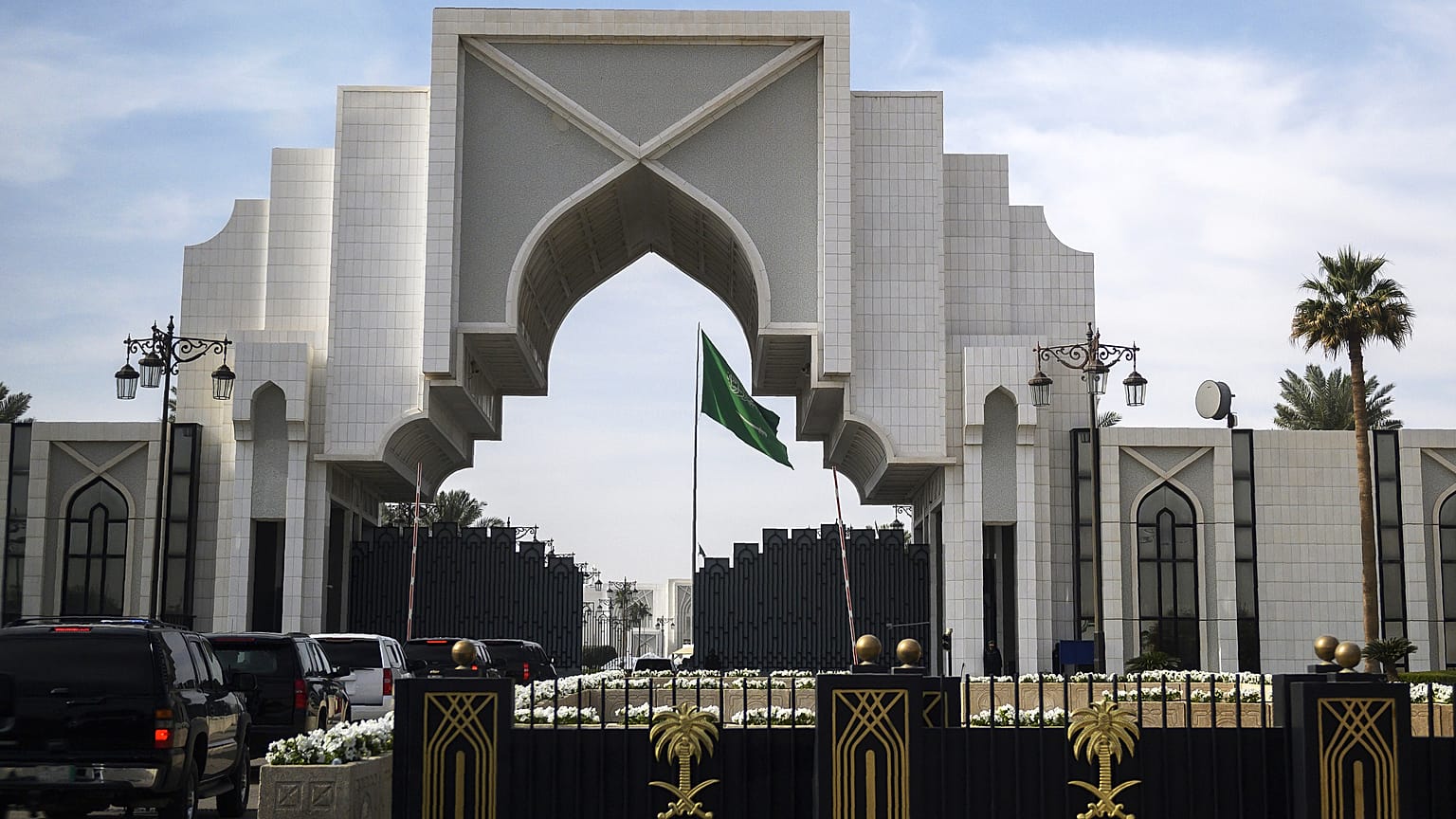 السعودية: إيقاف 126 موظفا في الحكم المحلي عن العمل لاتهامهم بالفساد