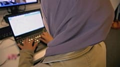 الحكم لصالح حجابها.. نزاعٌ قضائي بين امرأة مسلمة وإدارة متجرٍ في ألمانيا