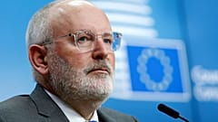 Timmermans visszaszólt Orbánéknak: aggódna, ha dicséretet kapna tőlük