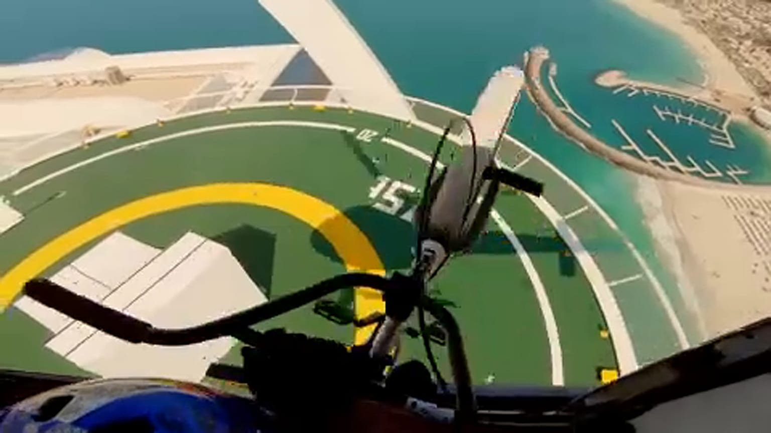 Impressionnant : il saute d'un hélicoptère en BMX