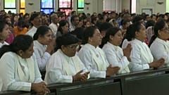 مصلون في كنيسة القديسة مريم في دبي
