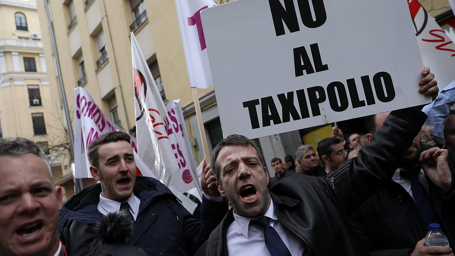 Uber y Cabify anuncia que suspende su servicio en Barcelona 