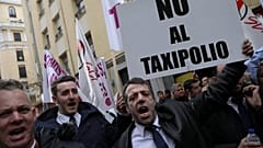 Uber y Cabify anuncia que suspende su servicio en Barcelona 